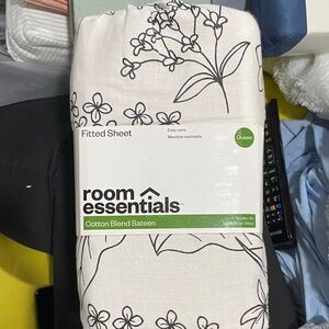 Room Essentials Cream and Black Floral Fitted Sheet